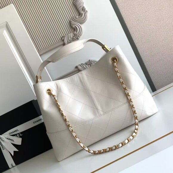 Classic CHANEL Bag: A Stylish and Versatile Choice for Elegance - Picture 5 of 7